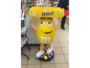 Рекламная объемная скульптура «Желтый из M&Ms»